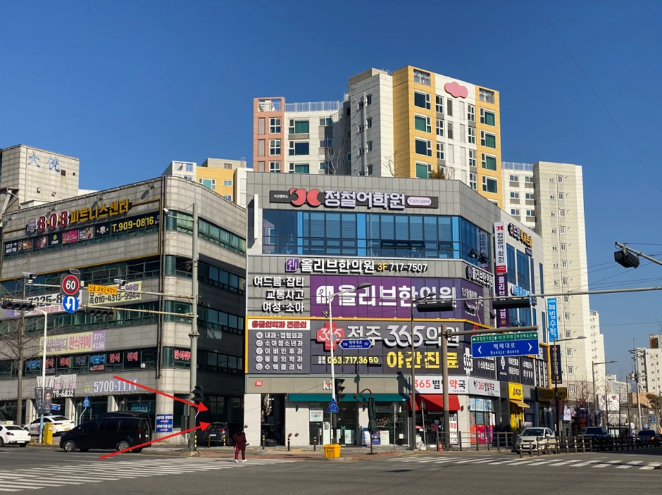 백제대로 398 건물과 KT 옆 골목으로 향하는 진입 방향